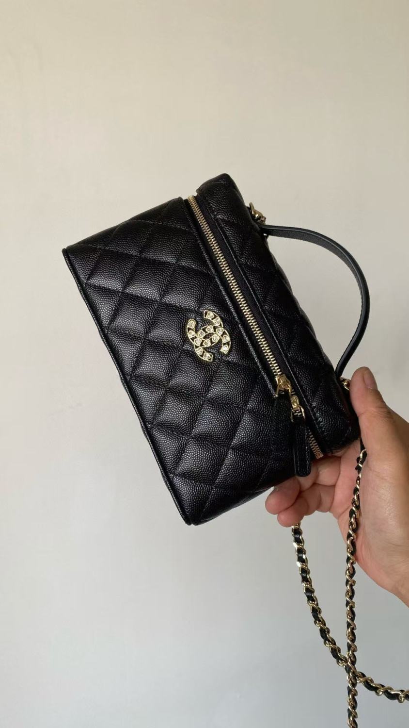 25P Women's Black Heart-Shaped Rhinestone Buckle with Brand Logo. Litchi Leather Shoulder/Crossbody Bag #81935L