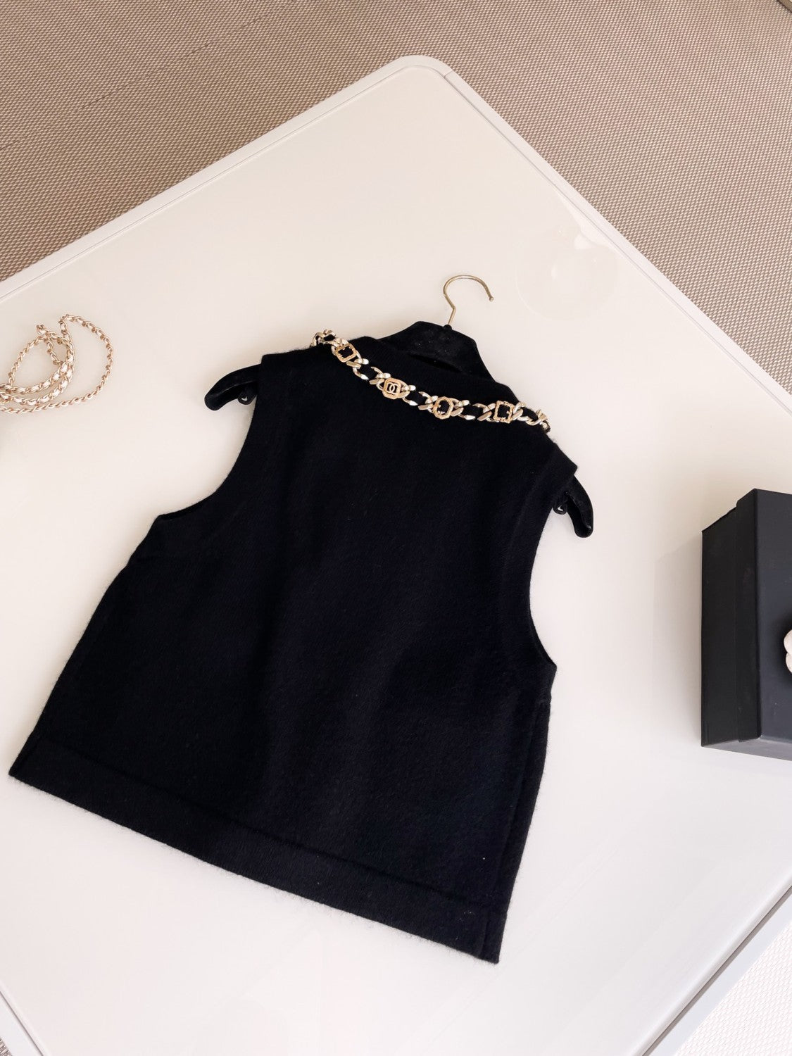 Women's Fall And Winter Fashion Antique Chain Single-Breasted Black And Gold Cashmere Knitted Tank Top Fitted Vest Ngvp #9316