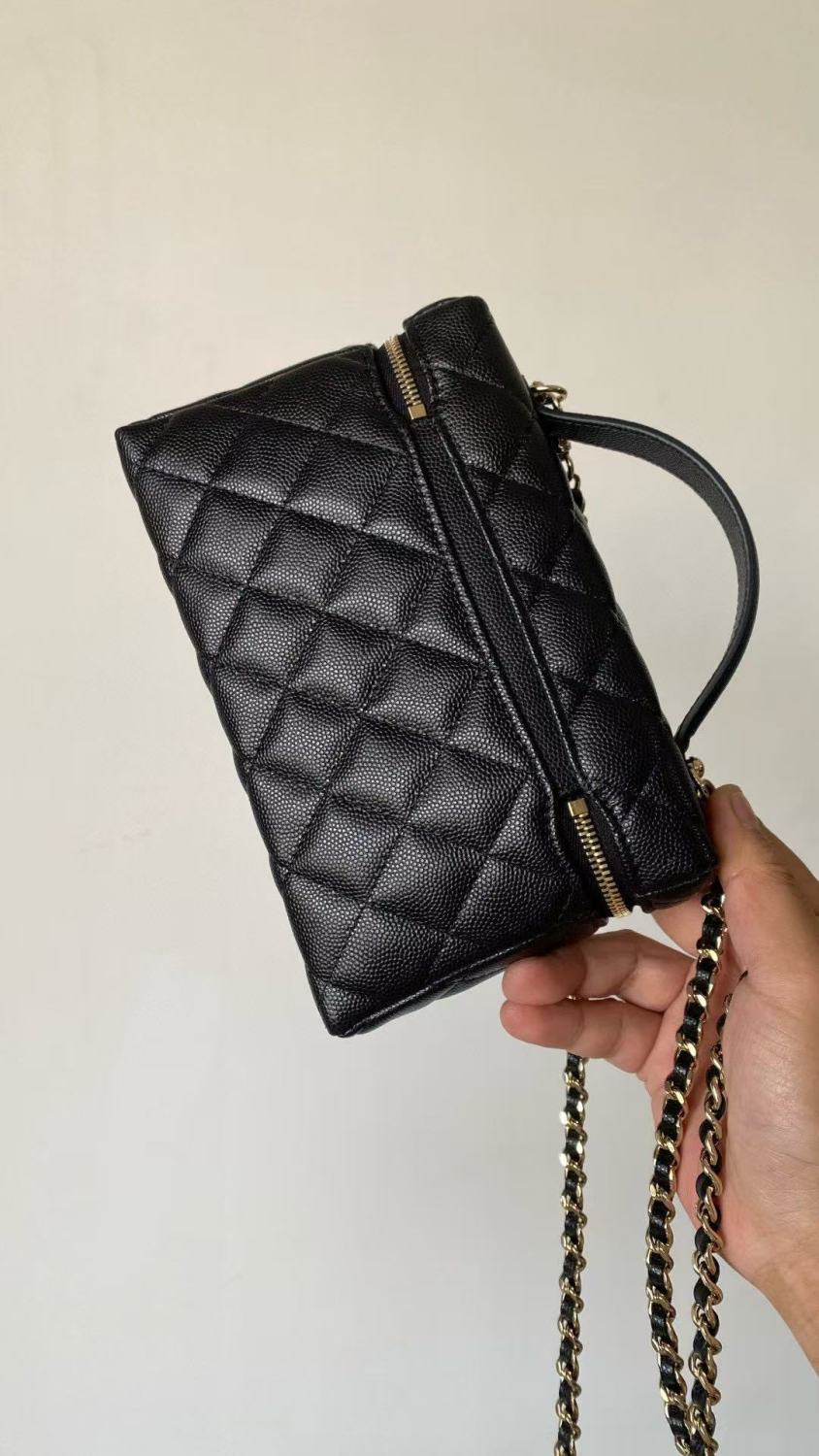 25P Women's Black Heart-Shaped Rhinestone Buckle with Brand Logo. Litchi Leather Shoulder/Crossbody Bag #81935L