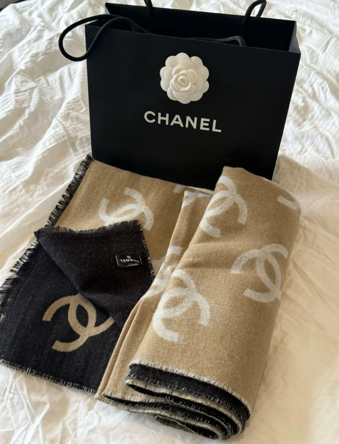 25B all-over logo print 95% Merino wool 5% Mulberry silk Double-sided large shawl Scarf Accessories #82514A