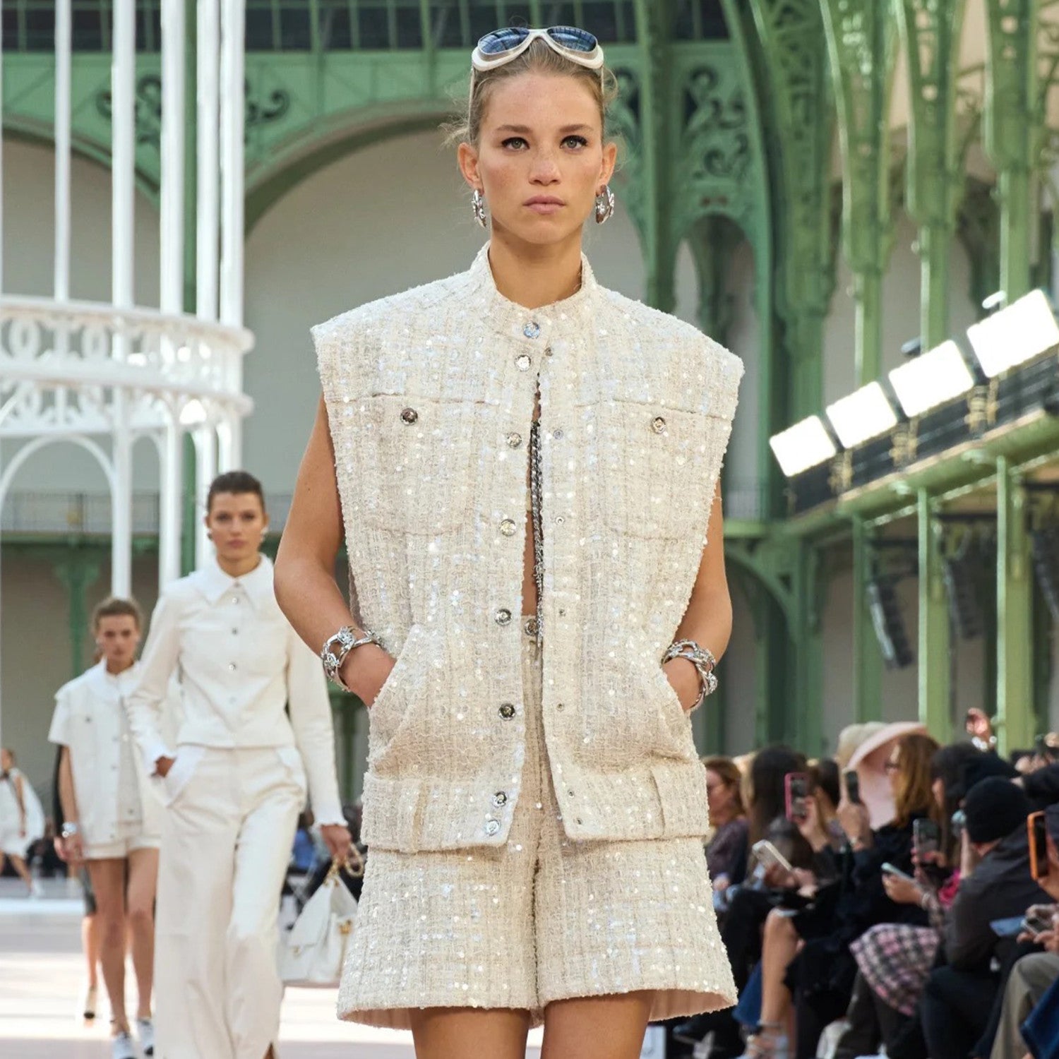 Women's Spring And Summer Sequins Tweed Single-breasted Vest Jacket Fashion Elegant Chic White Button Vest Ngvp #1971