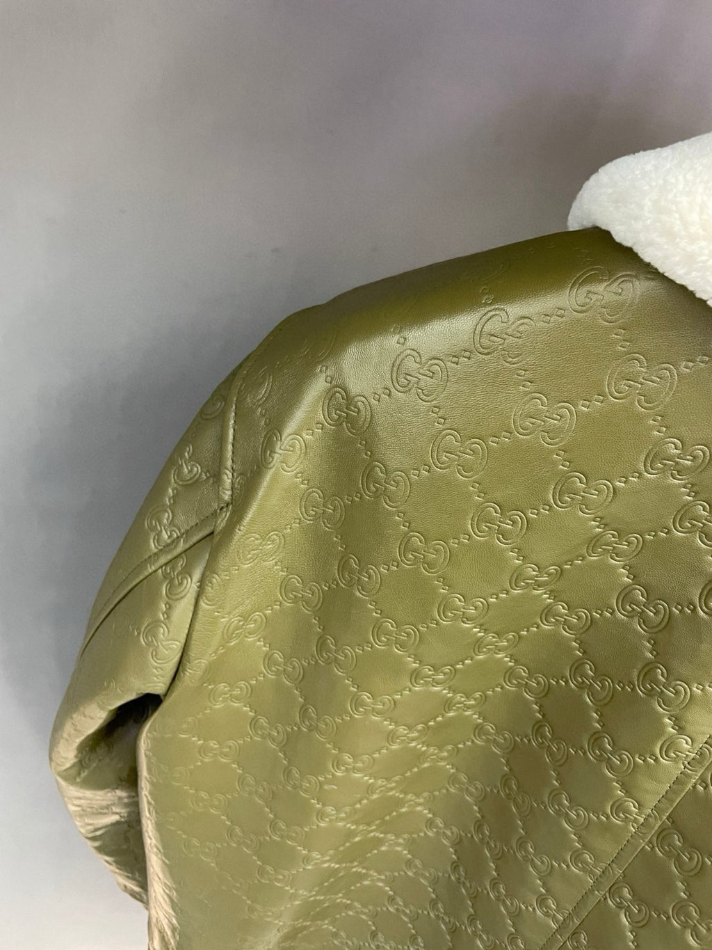 2025 FallWinter New Men's White Lambswool Collar Green Sheepskin Logo Embossed Fashion Jacket #83128A