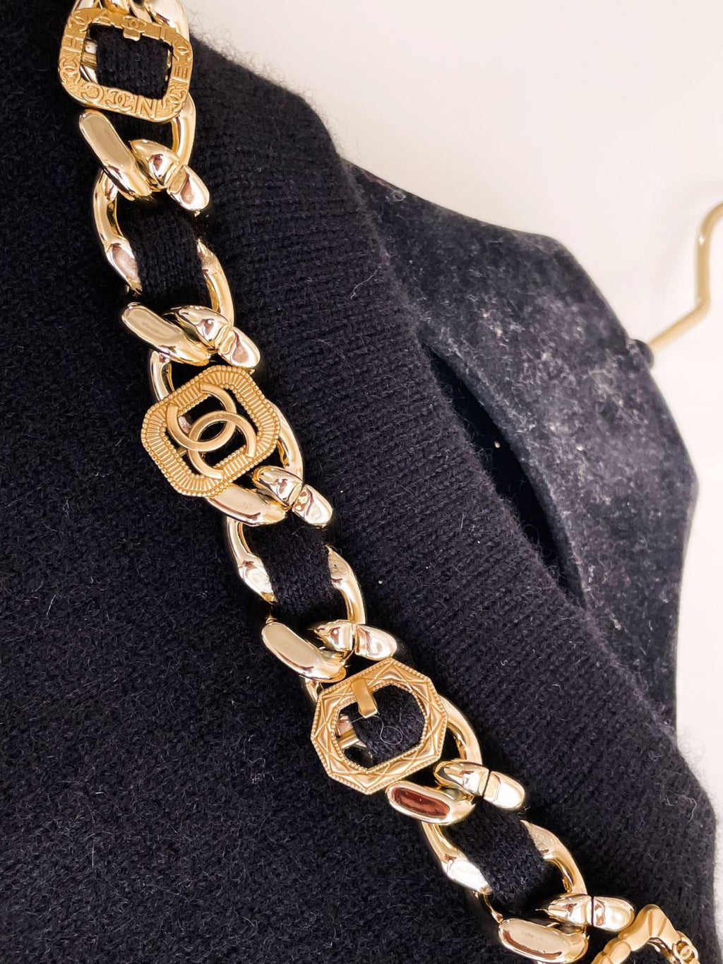 Women's Fall And Winter Fashion Antique Chain Single-Breasted Black And Gold Cashmere Knitted Tank Top Fitted Vest Ngvp #9316