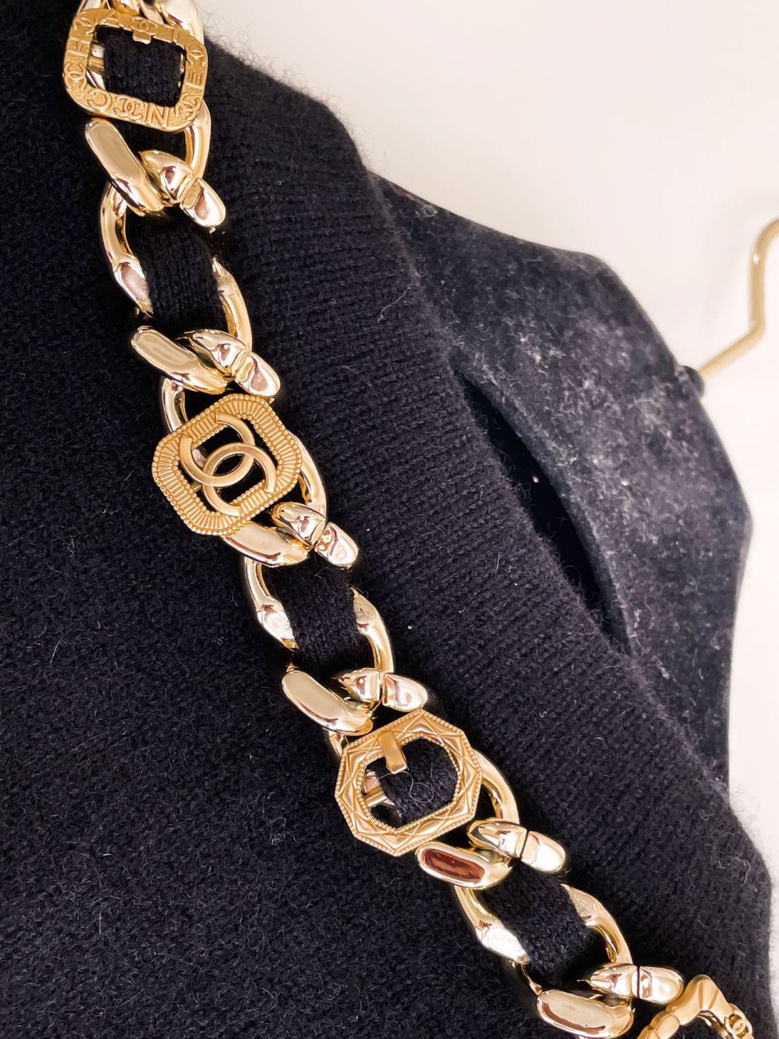 Women's Fall And Winter Fashion Antique Chain Single-Breasted Black And Gold Cashmere Knitted Tank Top Fitted Vest Ngvp #9316