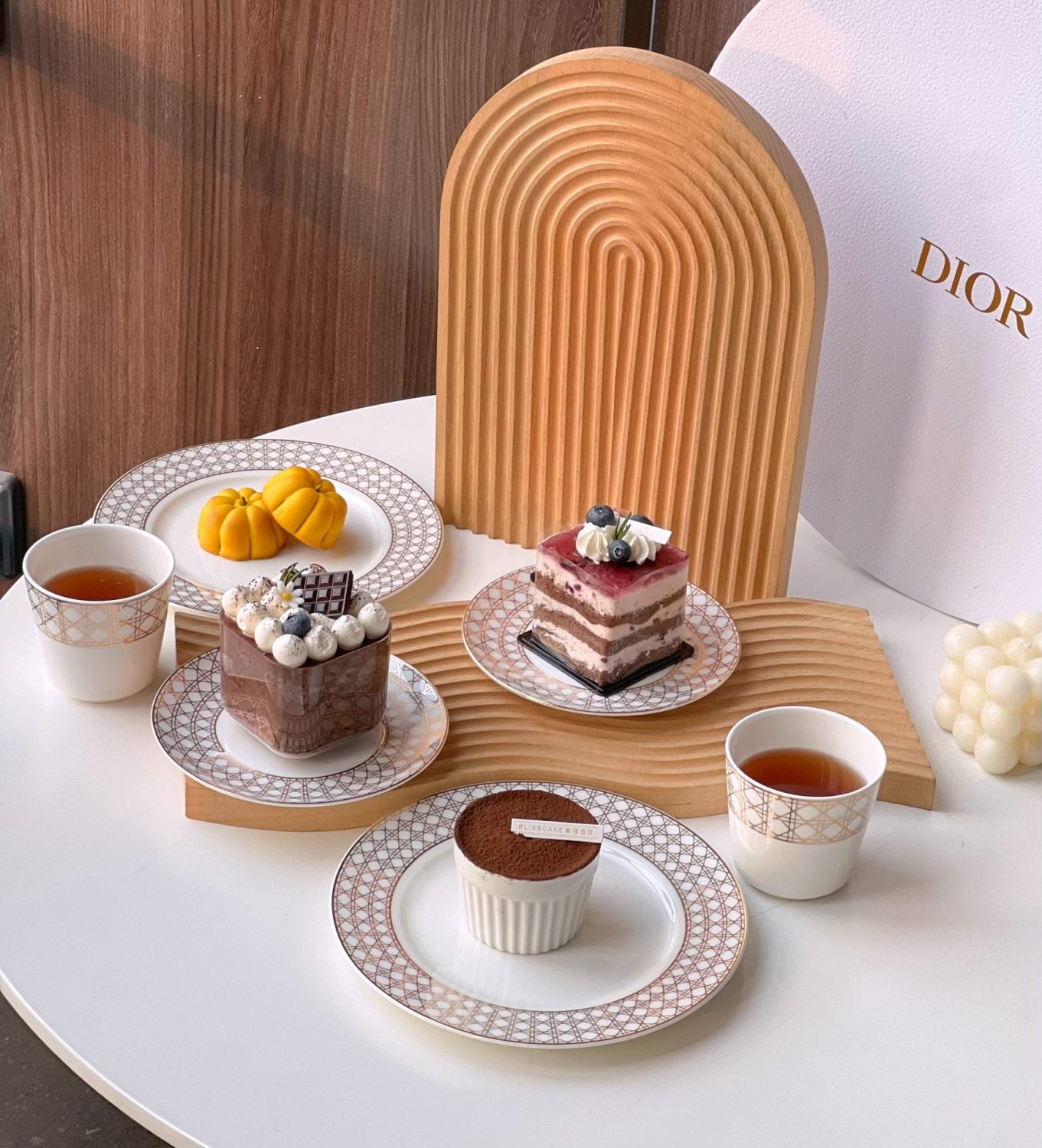 European Simple Gold Lattice Pattern Bone China Tableware 10-piece Set Configuration: Flat Plate + Bone Plate + Rice Bowl + Soup Spoon + Cup [each 2 Pieces] With Gift Box Package #73147