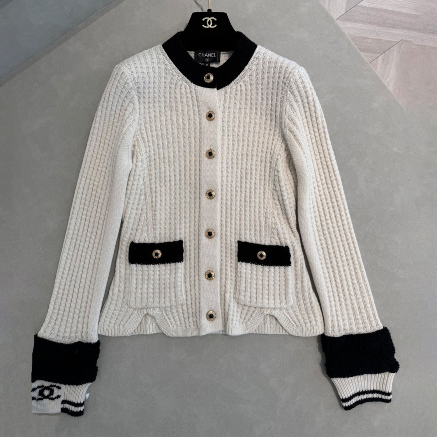 2025/26 Coco Neige Women's Fall/winter Cashmere Knit Cardigan Black And White Color-blocked Single-breasted Button-up Stylish And Refined Cardigan #82119A