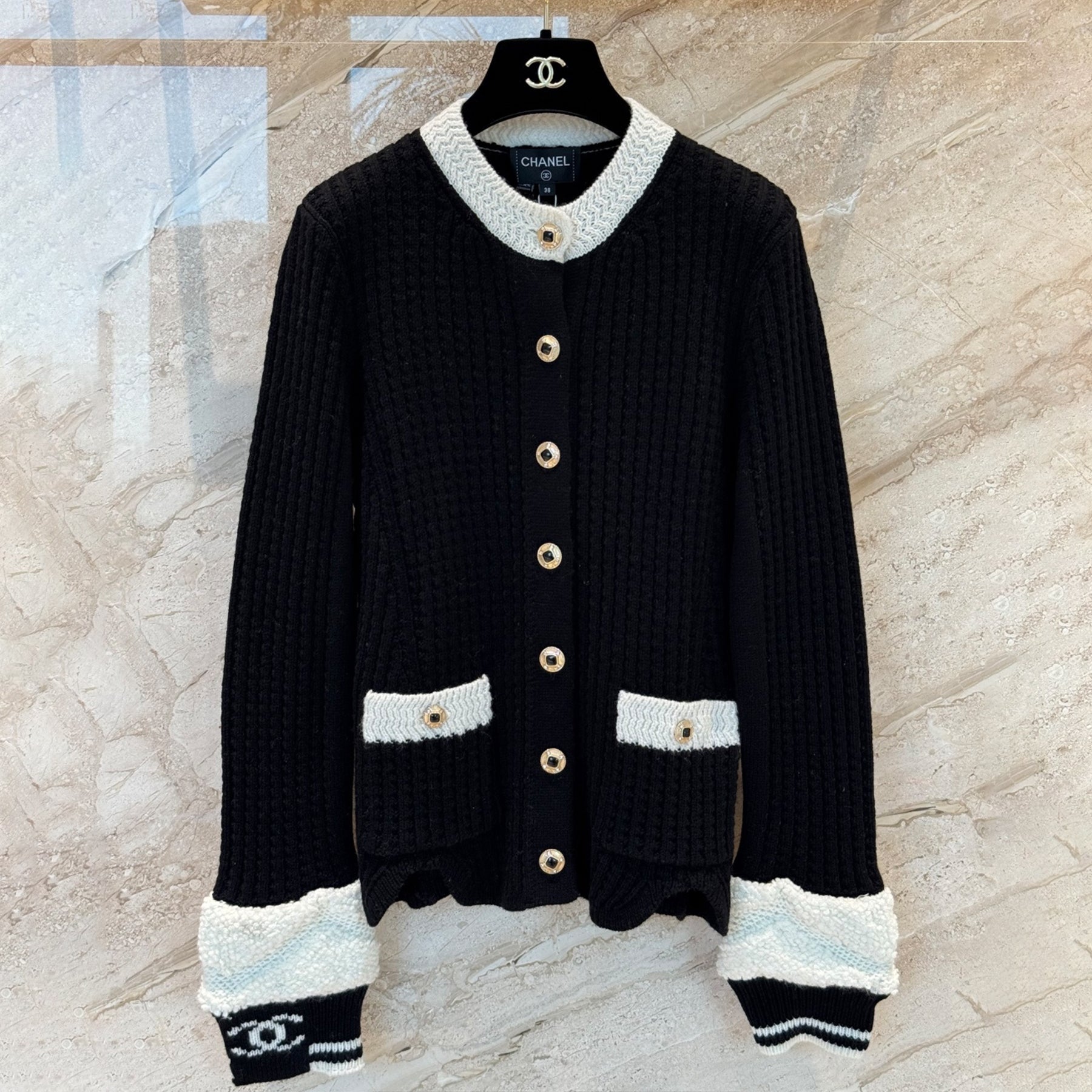 2025/26 Coco Neige Women's Fall/winter Cashmere Knit Cardigan Black And White Color-blocked Single-breasted Button-up Stylish And Refined Cardigan #82119A