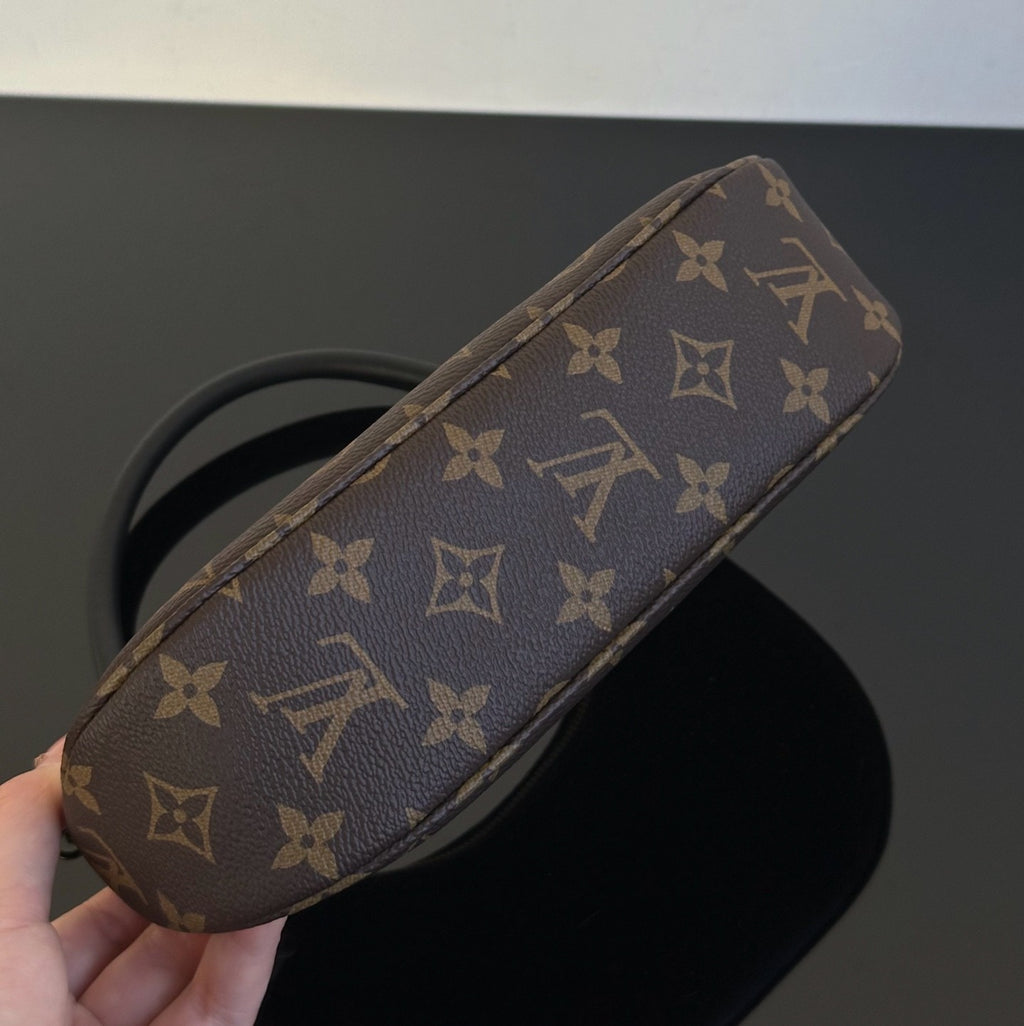 2025 New Crescent Moon Bag. Cathy Small L Monogram Handbag. Comes with Full Packaging #83131A