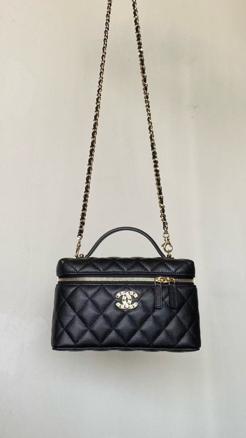 25P Women's Black Heart-Shaped Rhinestone Buckle with Brand Logo. Litchi Leather Shoulder/Crossbody Bag #81935L