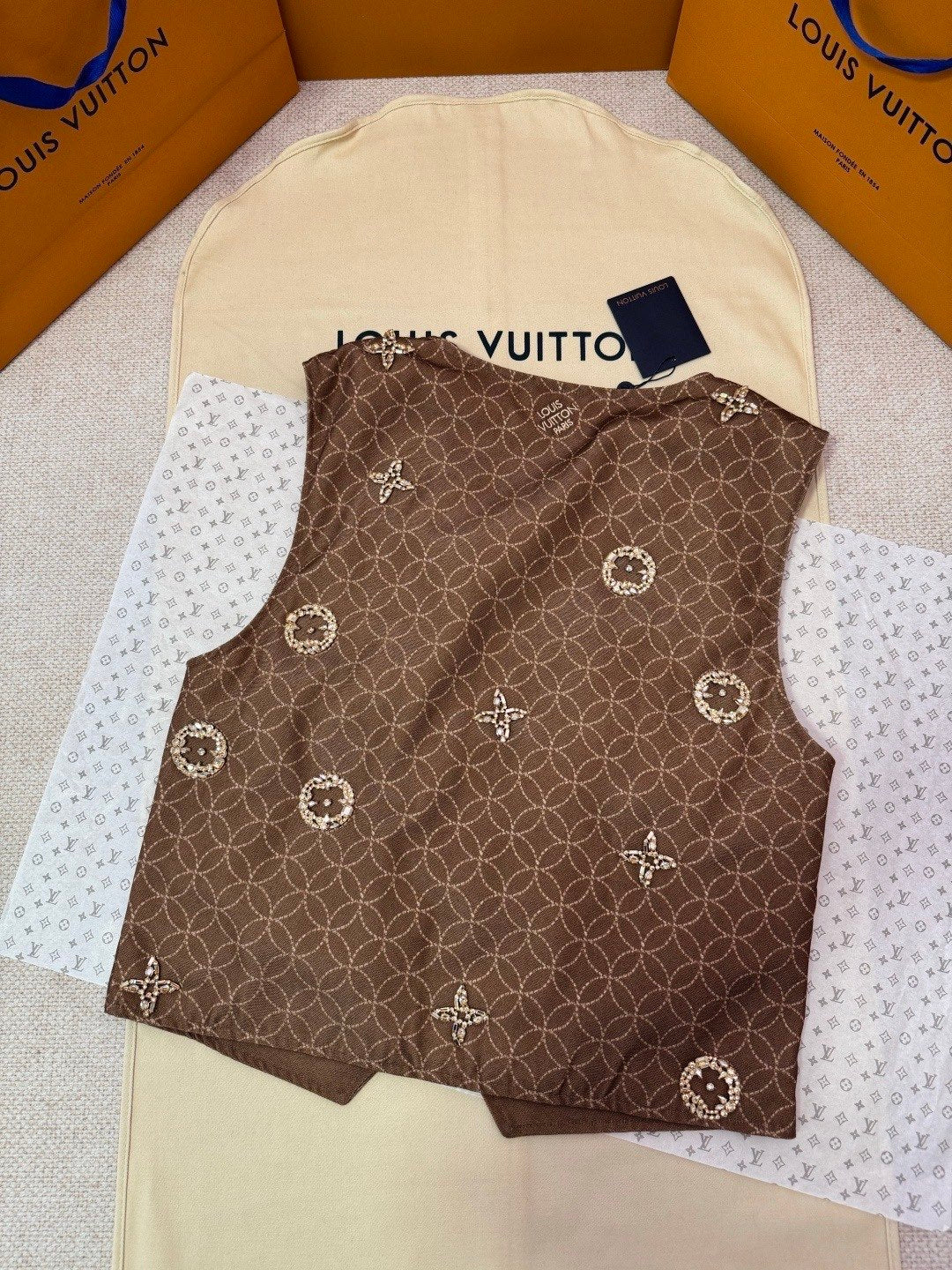 1Vx FW25 FallWinter Men's Collaboration Vest with Letter Print and Zipper Pockets #83218A