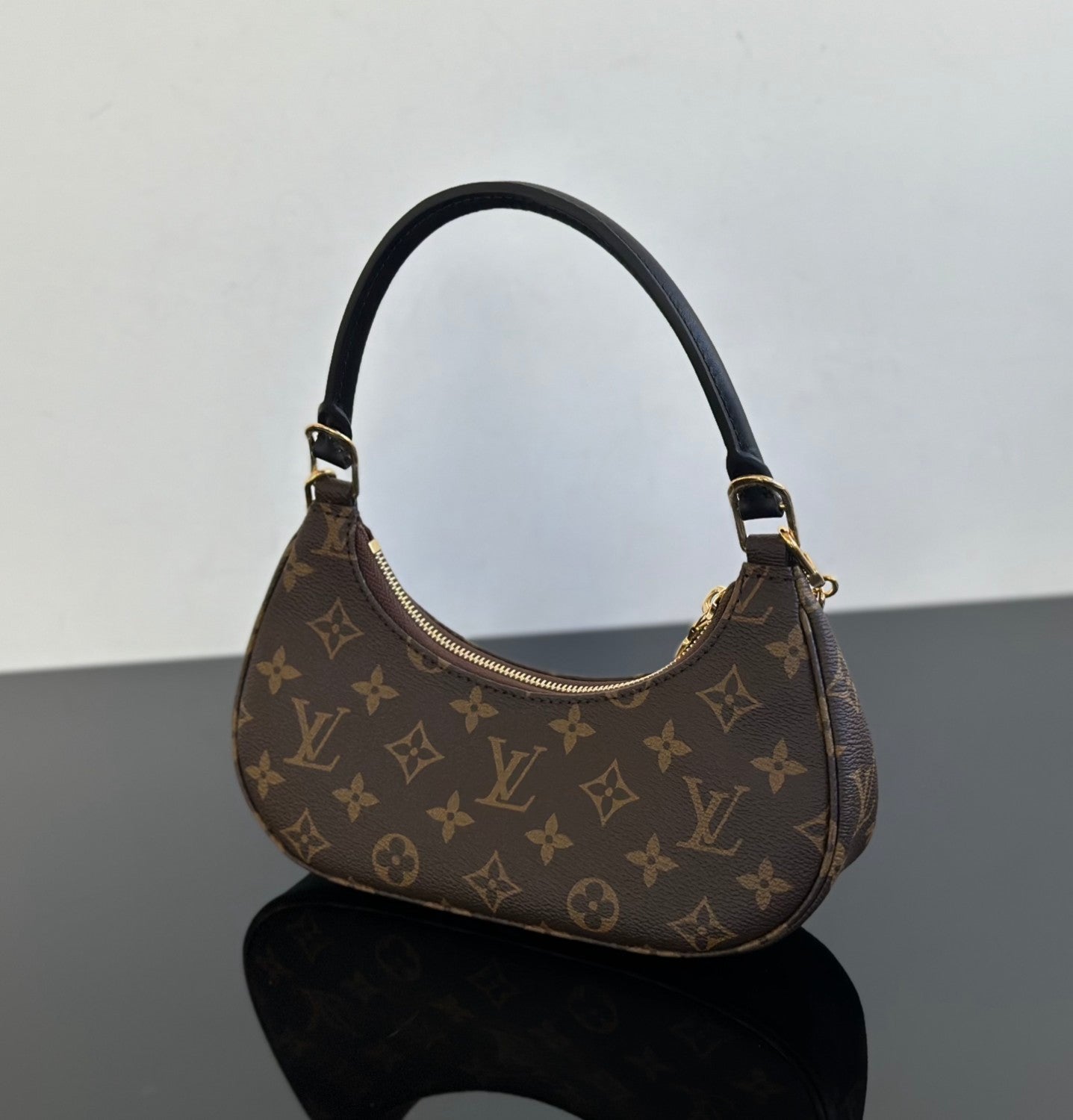 2025 New Crescent Moon Bag. Cathy Small L Monogram Handbag. Comes with Full Packaging #83131A