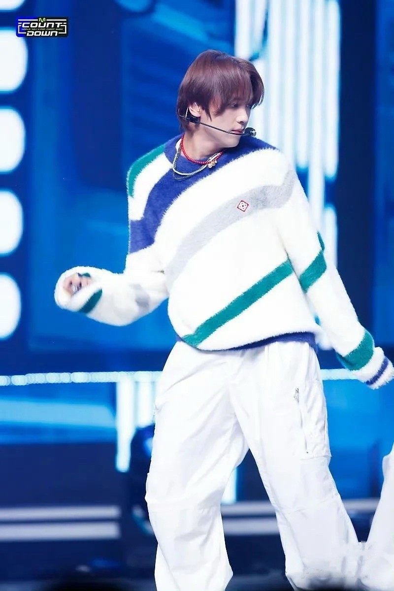 Casablanca Women's Fall/Winter Brushed Effect Twill Stripe Pattern Knit Sweater #72715