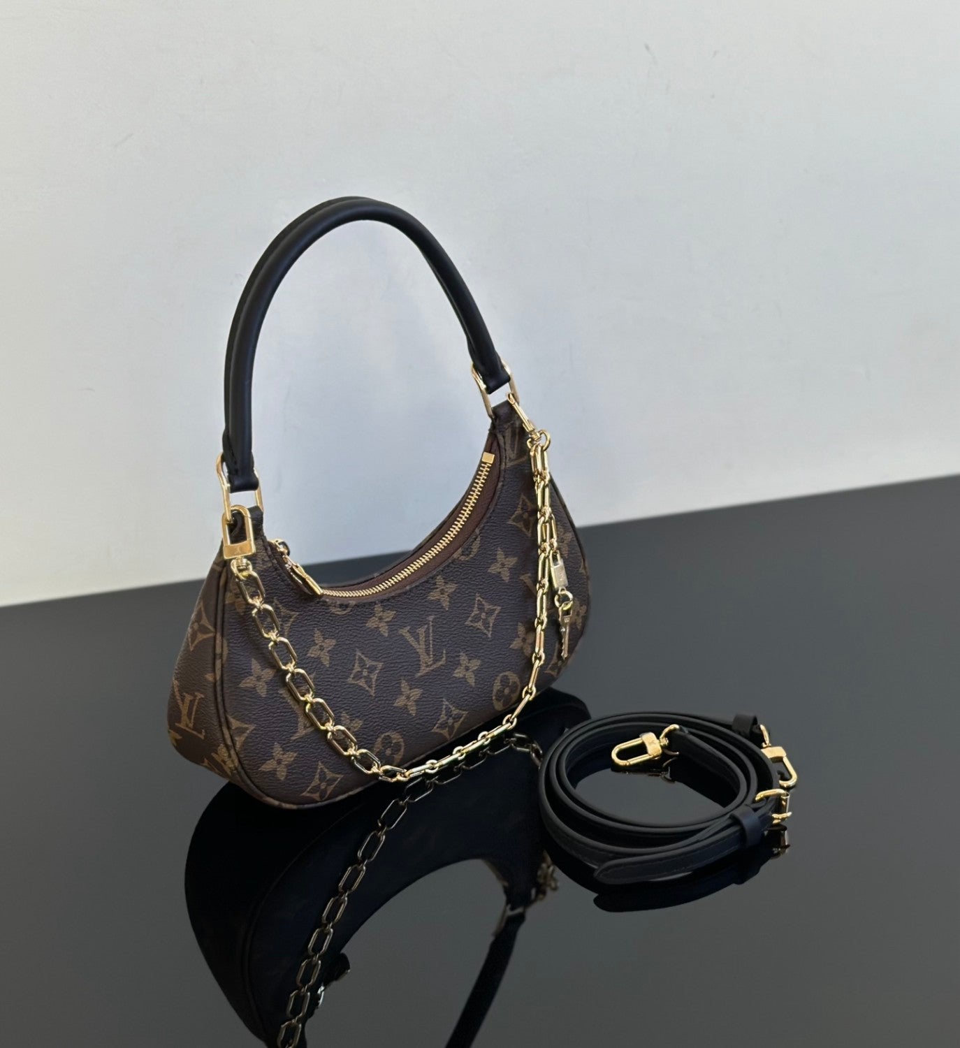 2025 New Crescent Moon Bag. Cathy Small L Monogram Handbag. Comes with Full Packaging #83131A