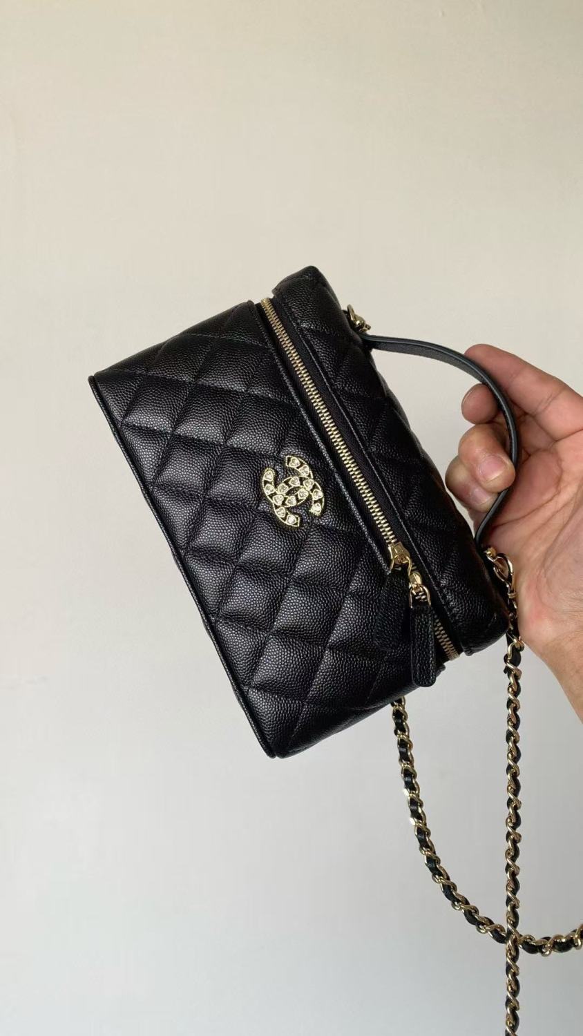 25P Women's Black Heart-Shaped Rhinestone Buckle with Brand Logo. Litchi Leather Shoulder/Crossbody Bag #81935L