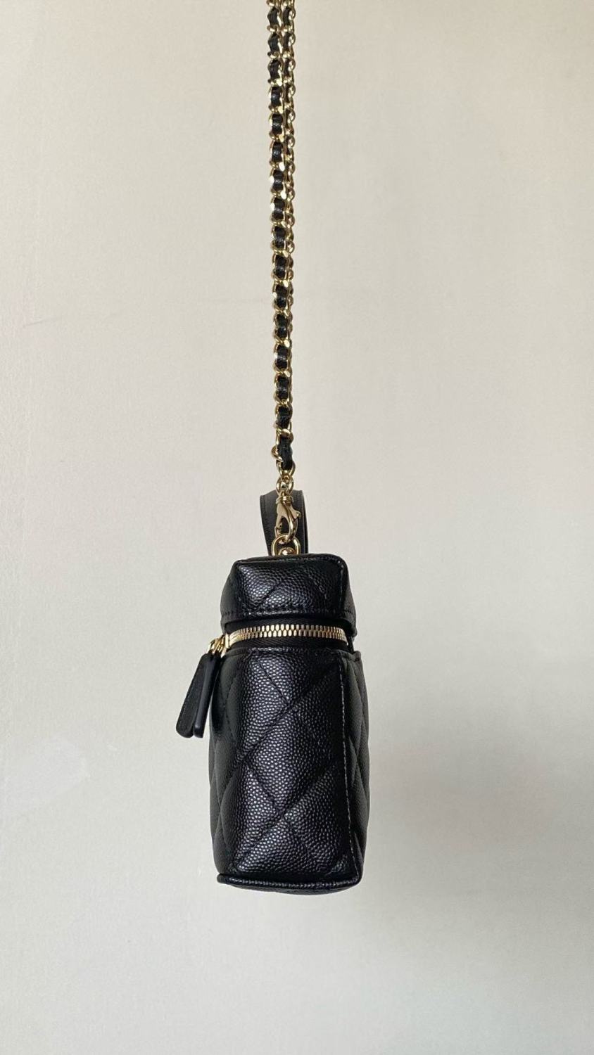 25P Women's Black Heart-Shaped Rhinestone Buckle with Brand Logo. Litchi Leather Shoulder/Crossbody Bag #81935L