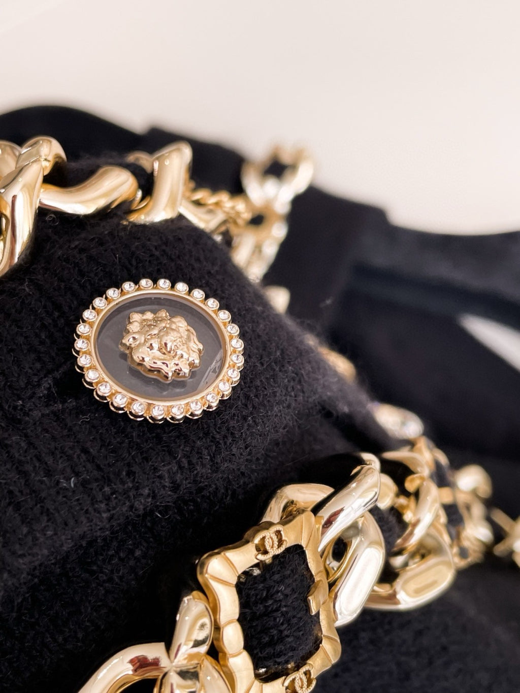 Women's Fall And Winter Fashion Antique Chain Single-Breasted Black And Gold Cashmere Knitted Tank Top Fitted Vest Ngvp #9316