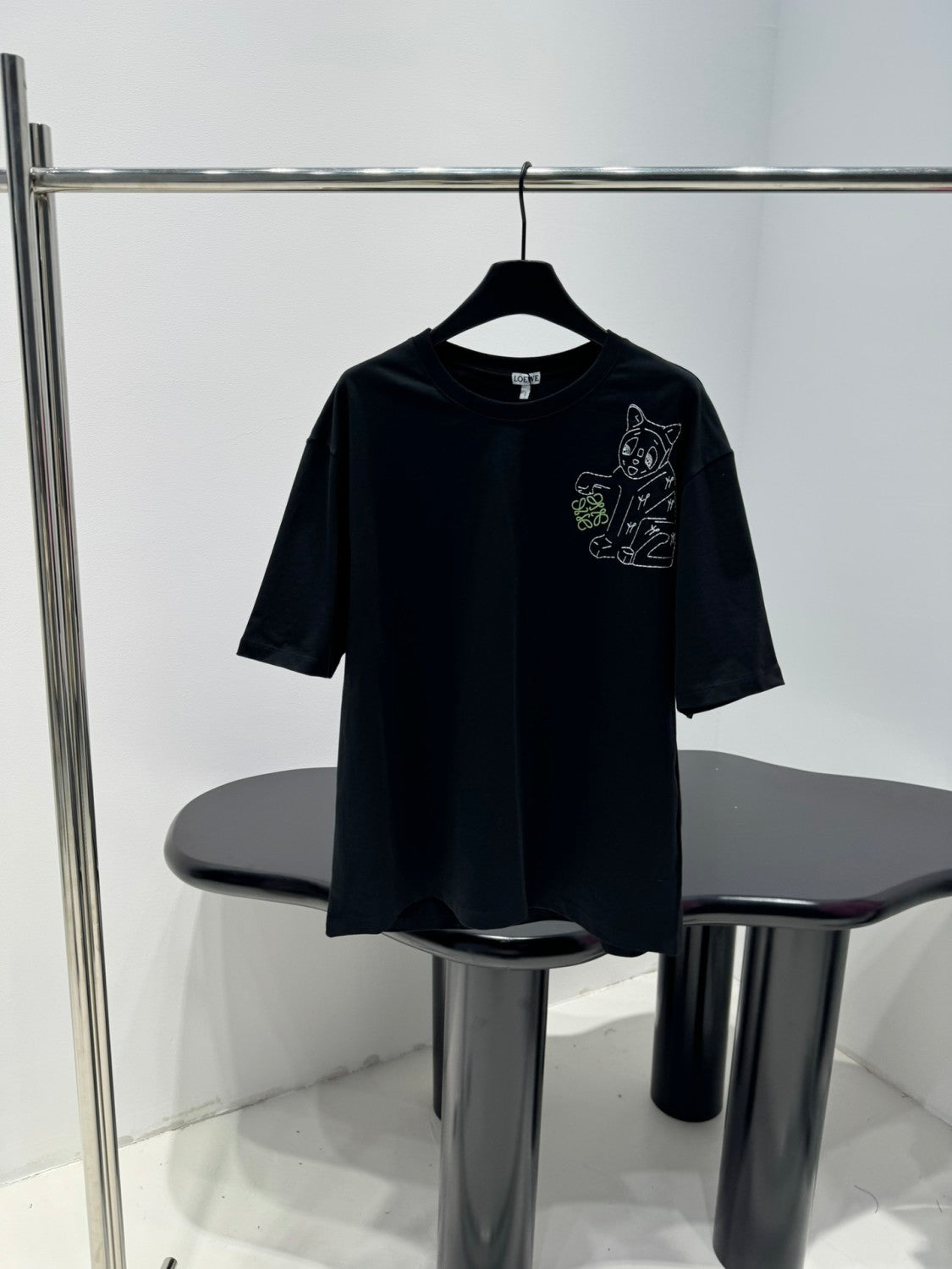 25 New Arrival Unisex Cotton Embroidered T-Shirt with Lucky Cat and Brand Logo Embroidery. Ribbed Cuffs and Hem #83172A