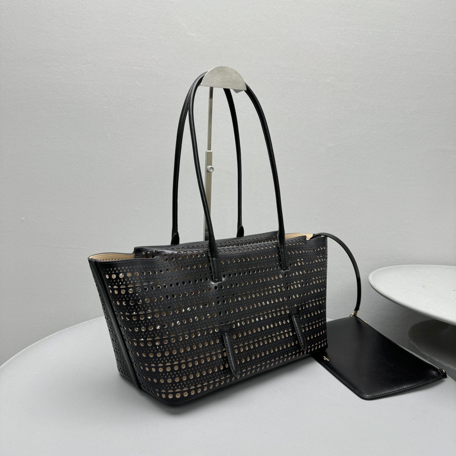 Alaia Mina Cutout Shoulder Bag Design Fashionable Women's Retro Solid Color Casual Temperament Vienne Cutout Carved Pattern  Bag Bags #81633