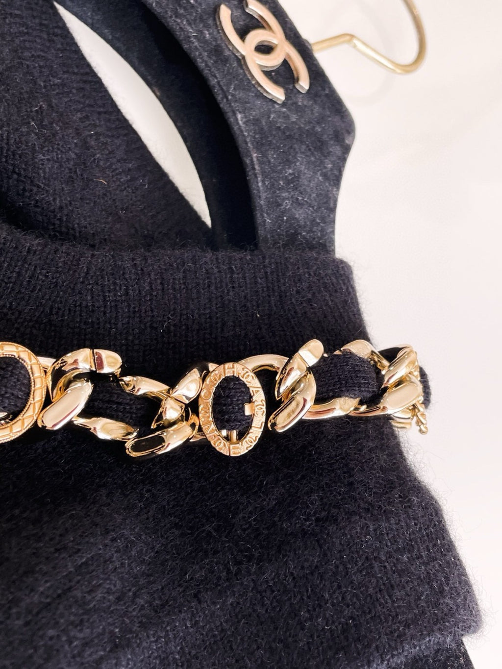 Women's Fall And Winter Fashion Antique Chain Single-Breasted Black And Gold Cashmere Knitted Tank Top Fitted Vest Ngvp #9316