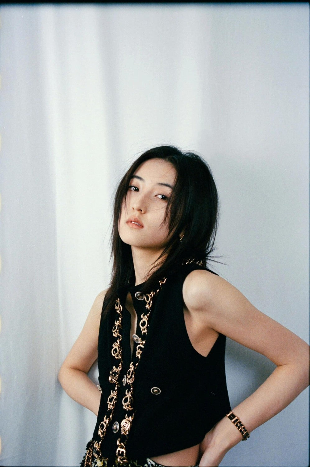 Women's Fall And Winter Fashion Antique Chain Single-Breasted Black And Gold Cashmere Knitted Tank Top Fitted Vest Ngvp #9316