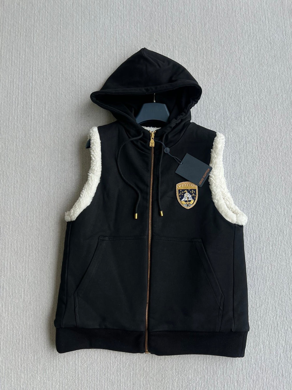 1VMen's Reversible Shearling Hooded Vest With Embroidered Badge Sleeveless Fashion Jacket For Fall/winter #9327Z