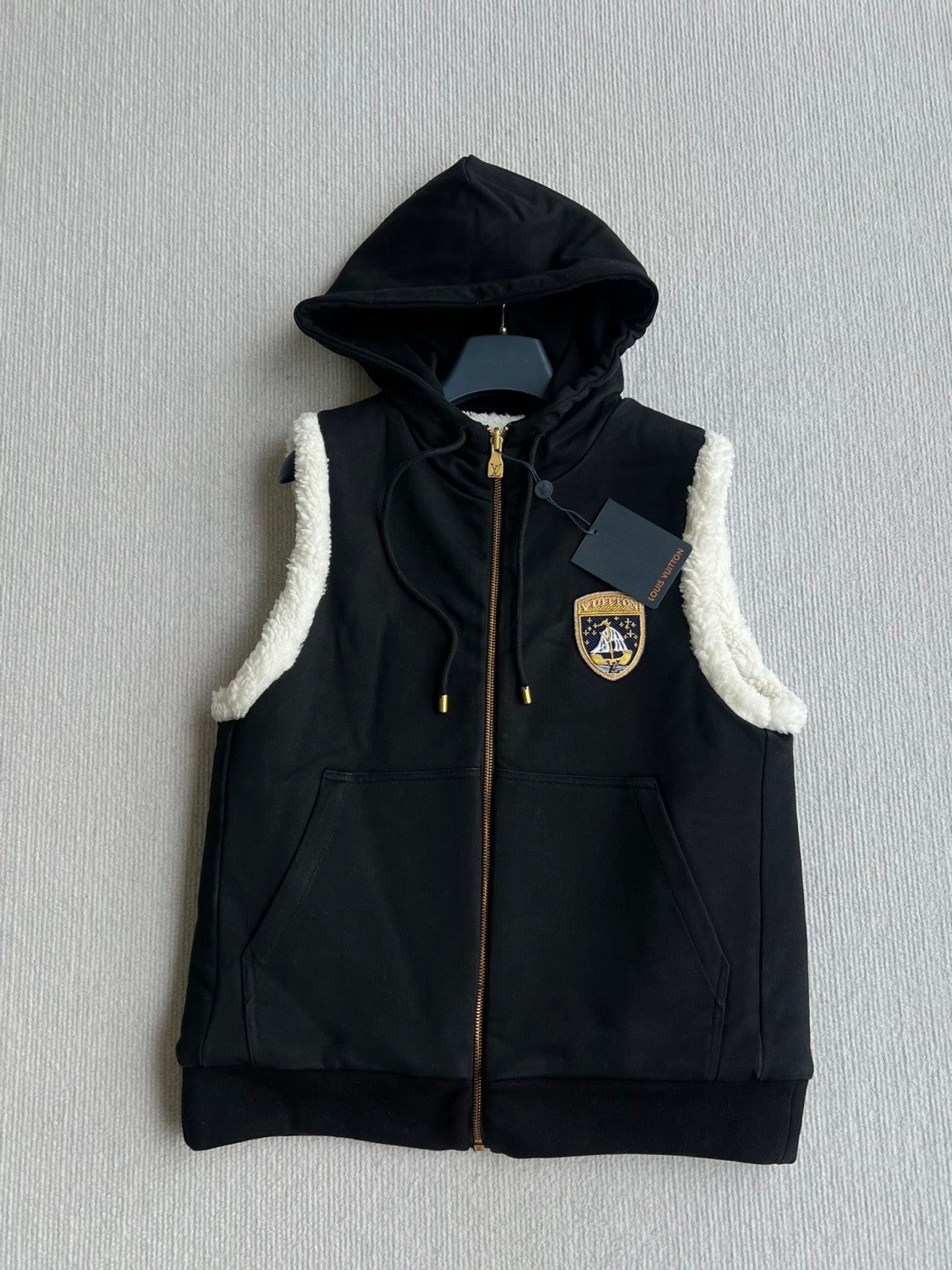 1VMen's Reversible Shearling Hooded Vest With Embroidered Badge Sleeveless Fashion Jacket For Fall/winter #9327Z