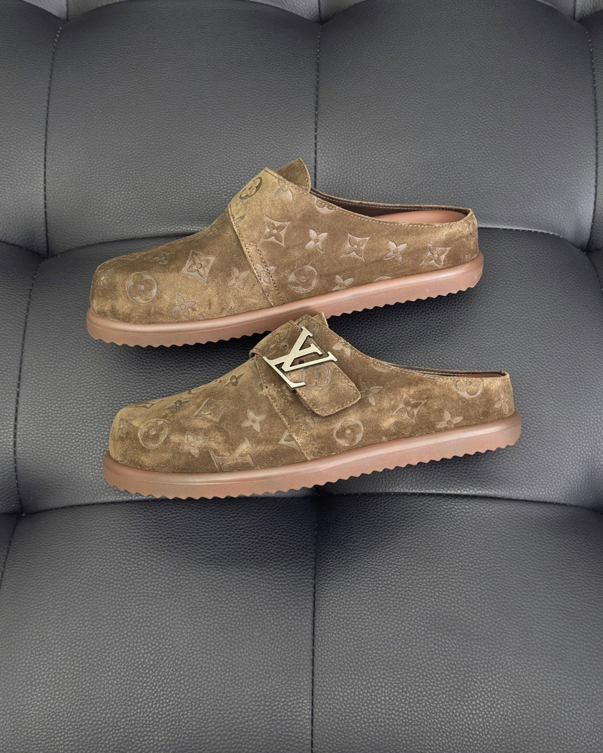 LV Easy Mule Men's And Women's Summer Solid Color Letter Print Suede Leather Birkenstock Shoes #77925