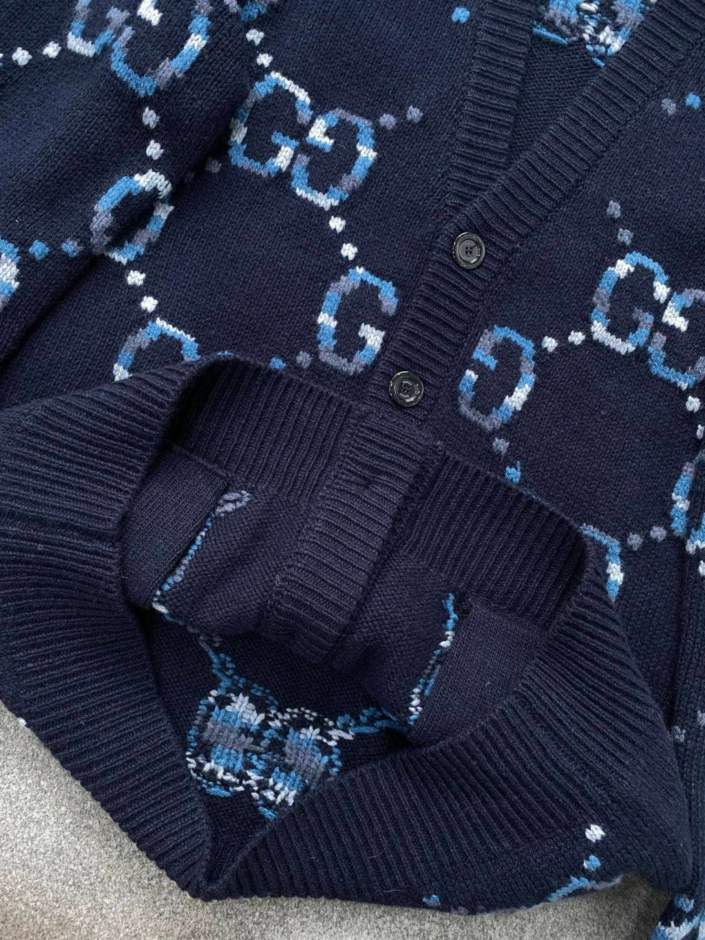 Men's Spring and Autumn Pattern Appliqu¨¦d Single Breasted V-neck long Sleeved Knit Wool Cardigan With GG Intarsia #82336A