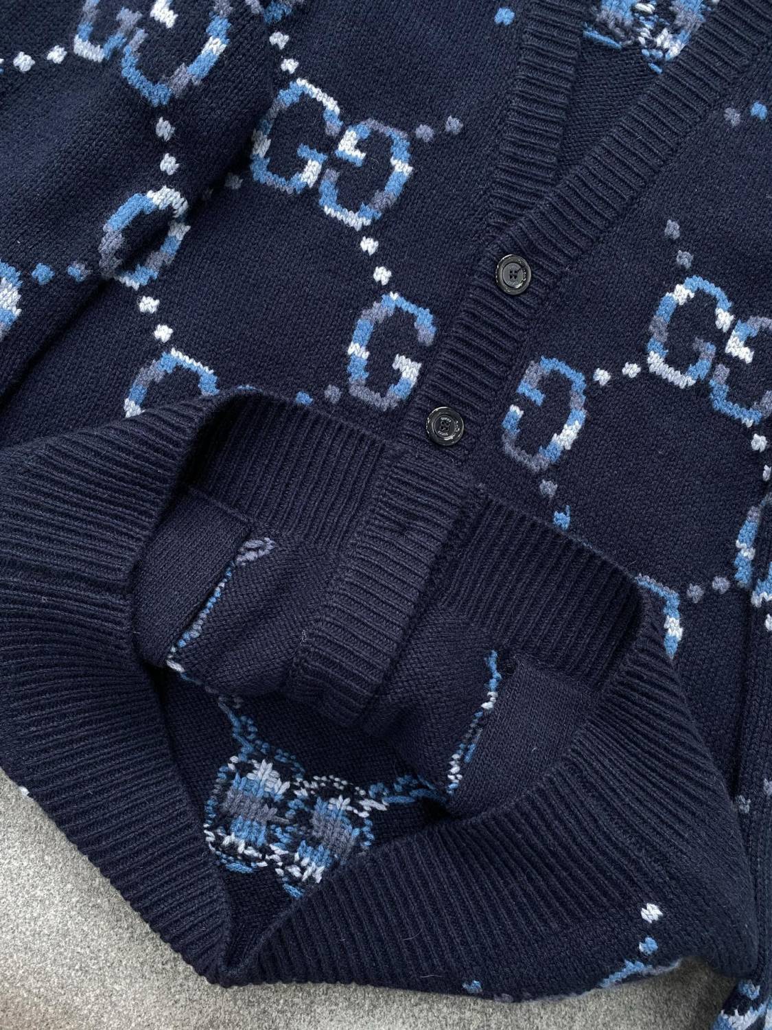 Men's Spring and Autumn Pattern Appliqu¨¦d Single Breasted V-neck long Sleeved Knit Wool Cardigan With GG Intarsia #82336A