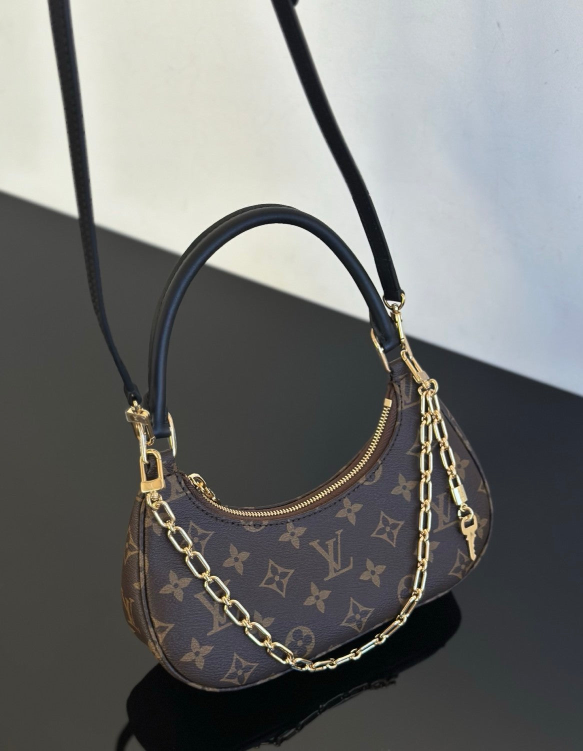 2025 New Crescent Moon Bag. Cathy Small L Monogram Handbag. Comes with Full Packaging #83131A