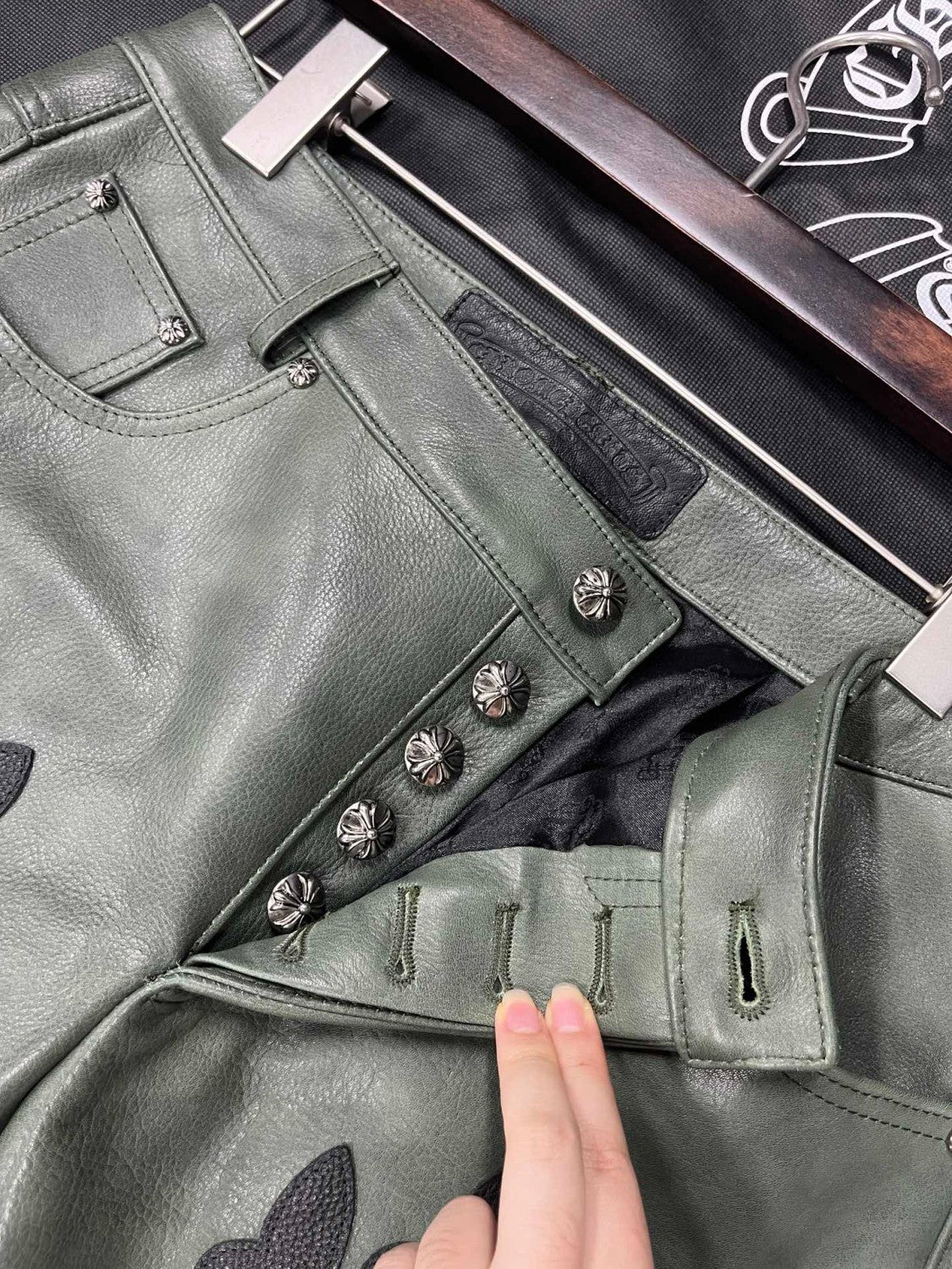 Men's Fall/Winter Dark Green Calfskin Leather Patch Embroidered Pants #99894