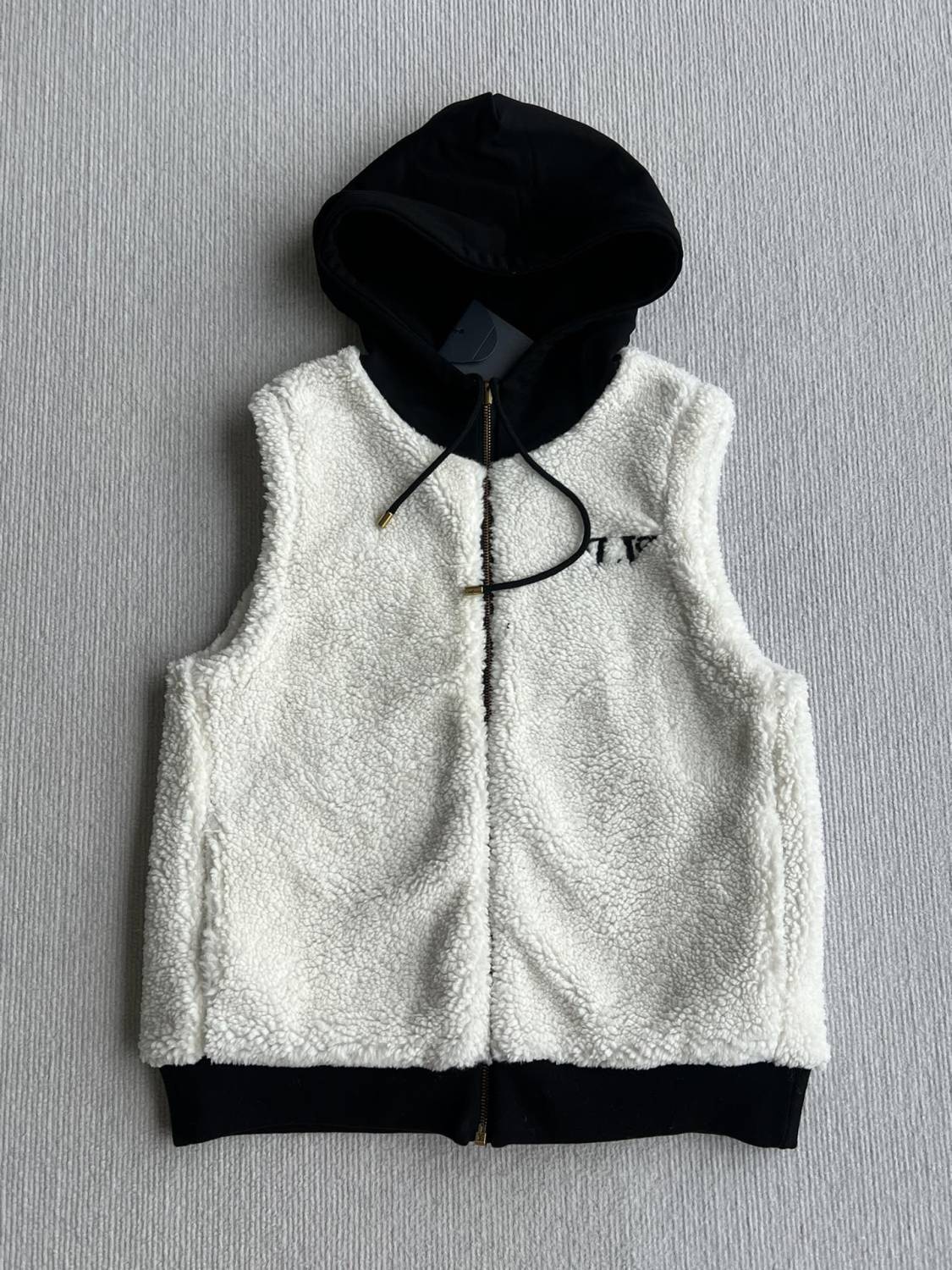 1VMen's Reversible Shearling Hooded Vest With Embroidered Badge Sleeveless Fashion Jacket For Fall/winter #9327Z