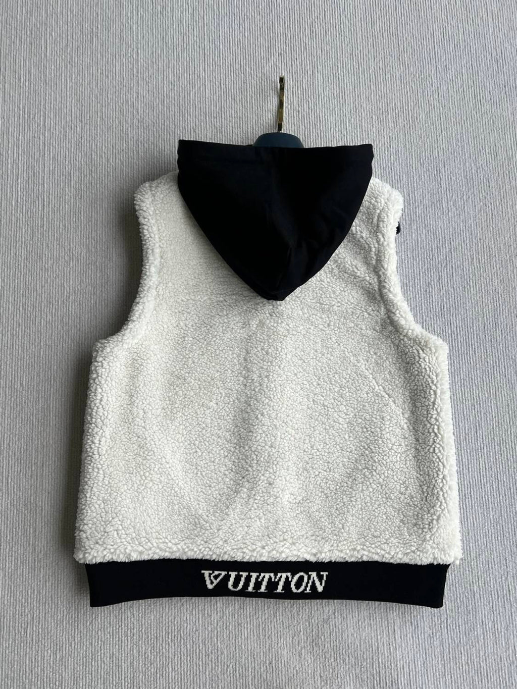 1VMen's Reversible Shearling Hooded Vest With Embroidered Badge Sleeveless Fashion Jacket For Fall/winter #9327Z