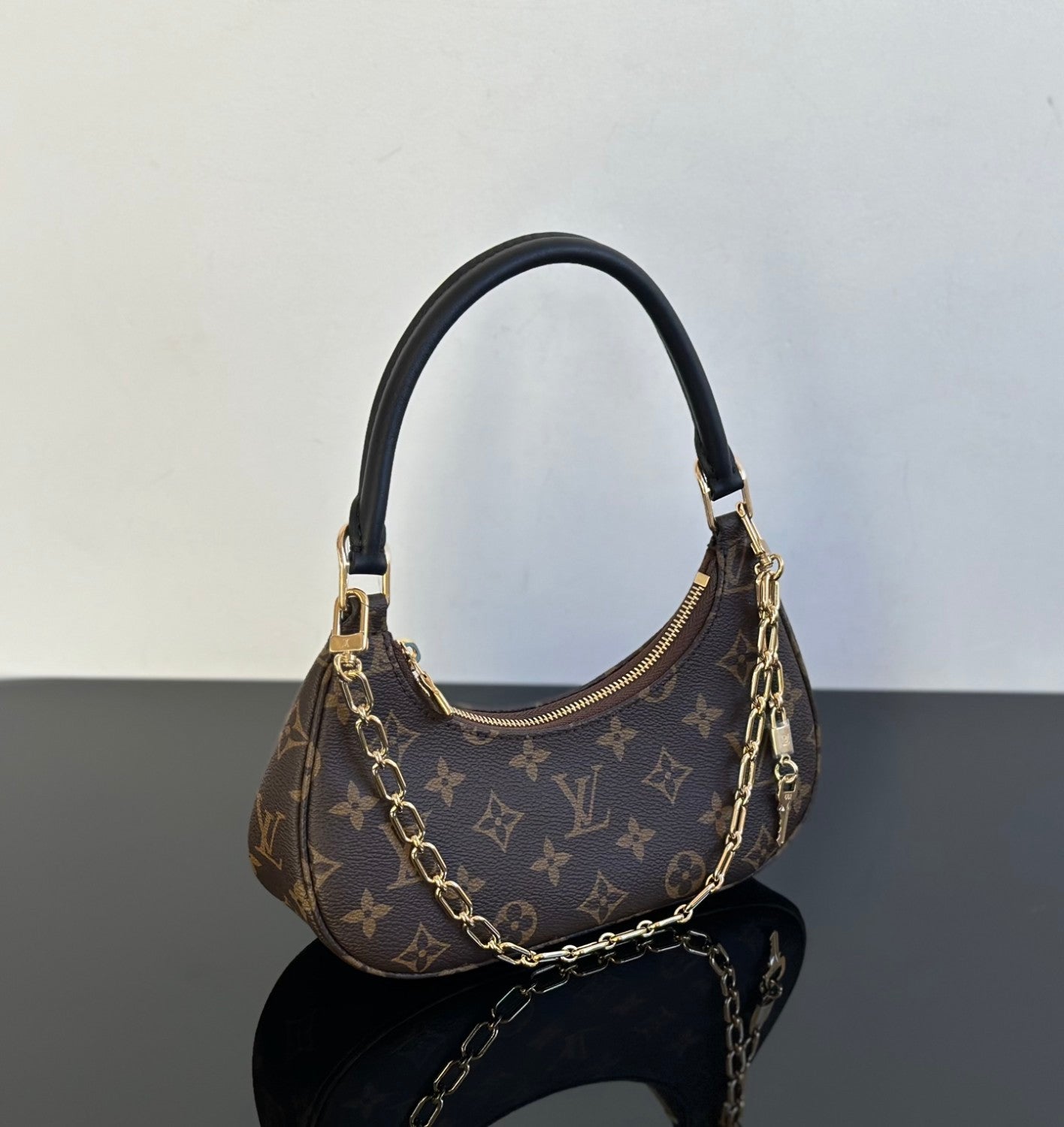 2025 New Crescent Moon Bag. Cathy Small L Monogram Handbag. Comes with Full Packaging #83131A
