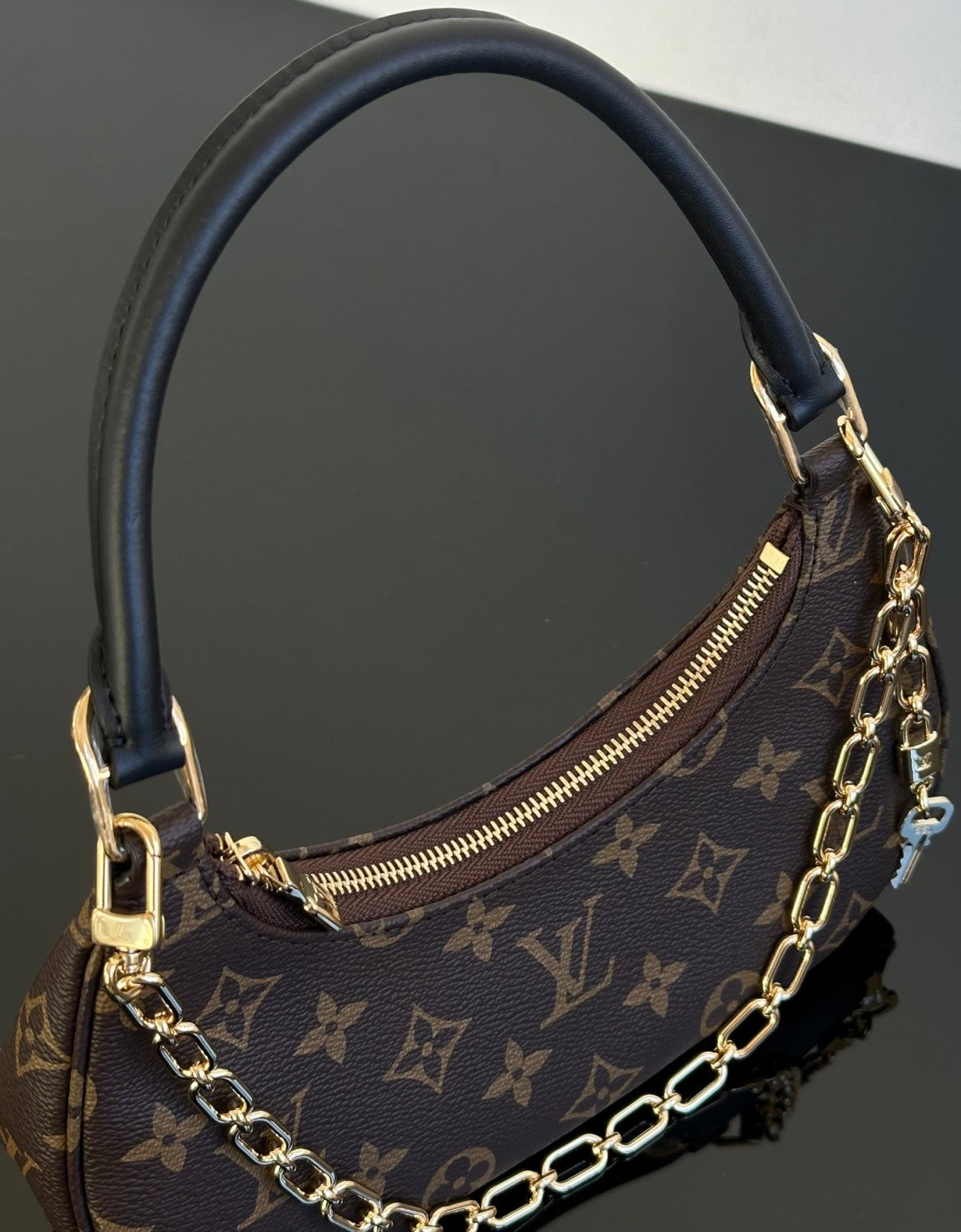 2025 New Crescent Moon Bag. Cathy Small L Monogram Handbag. Comes with Full Packaging #83131A