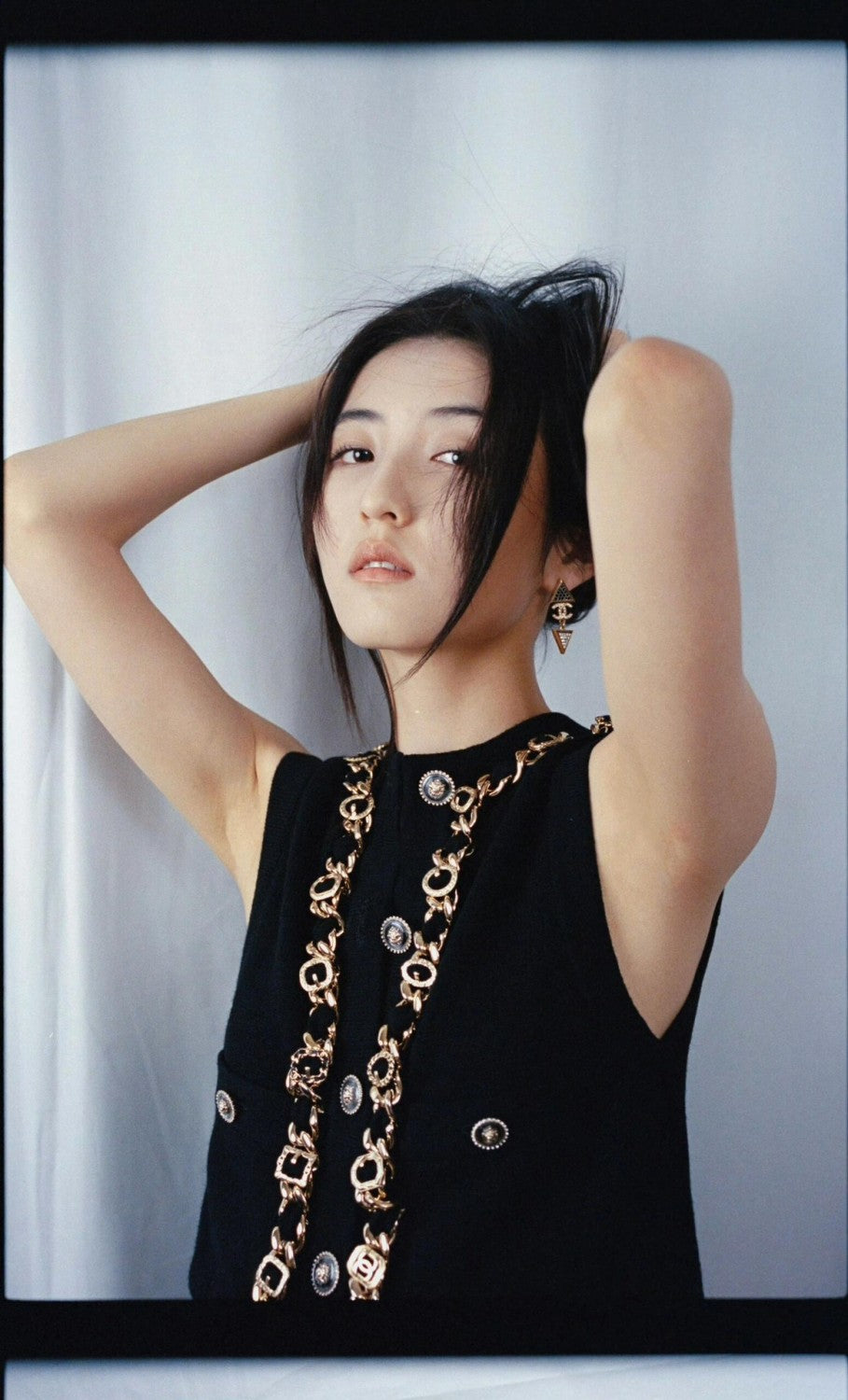 Women's Fall And Winter Fashion Antique Chain Single-Breasted Black And Gold Cashmere Knitted Tank Top Fitted Vest Ngvp #9316