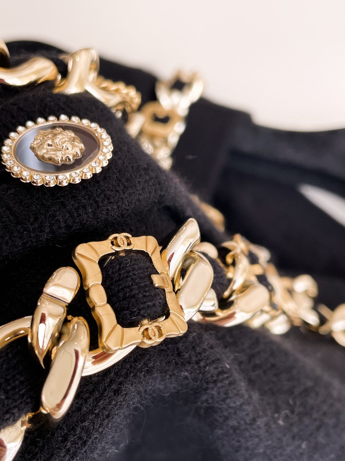 Women's Fall And Winter Fashion Antique Chain Single-Breasted Black And Gold Cashmere Knitted Tank Top Fitted Vest Ngvp #9316